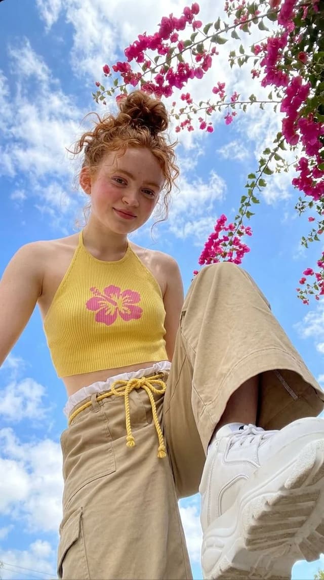 Sun-kissed, flower-framed, and soaking up the sky 🌸☀️ Sadie Sink