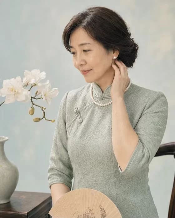 GPT Image 2 新中式旗袍复古妈妈写真四宫格提示词