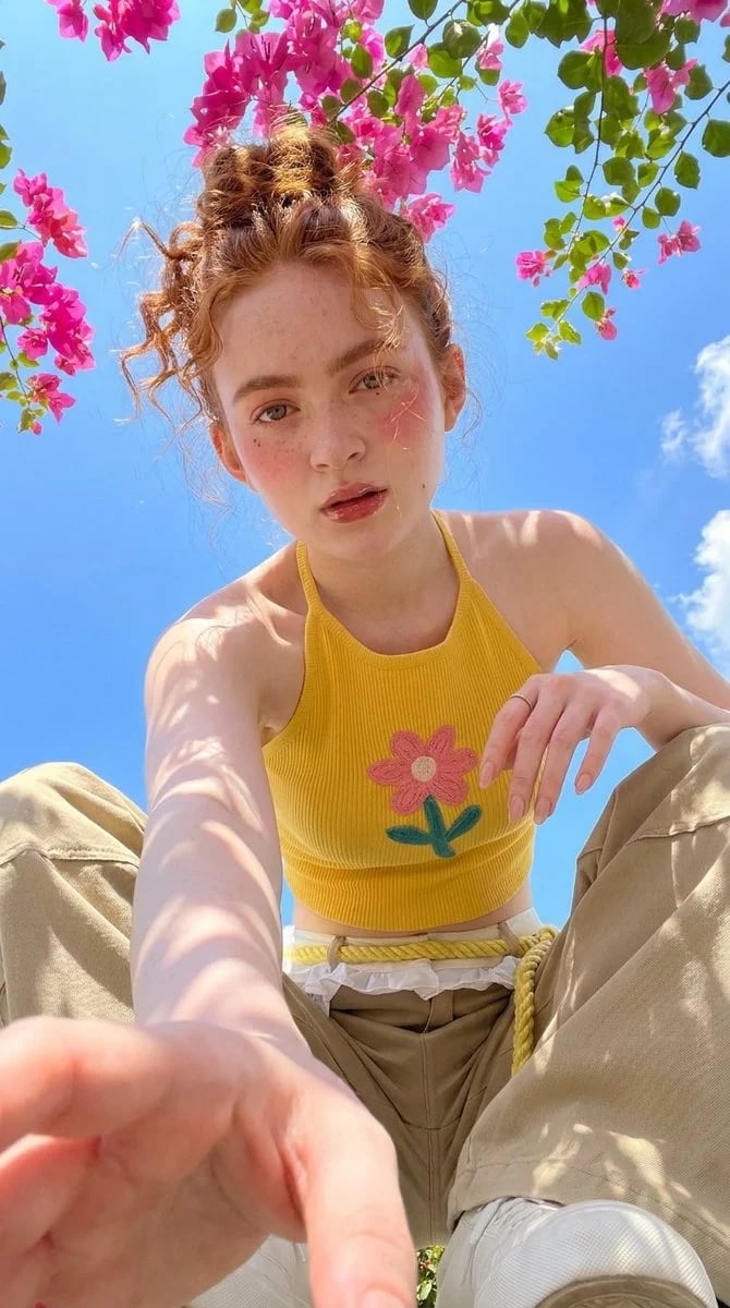 Sun-kissed, flower-framed, and soaking up the sky 🌸☀️ Sadie Sink