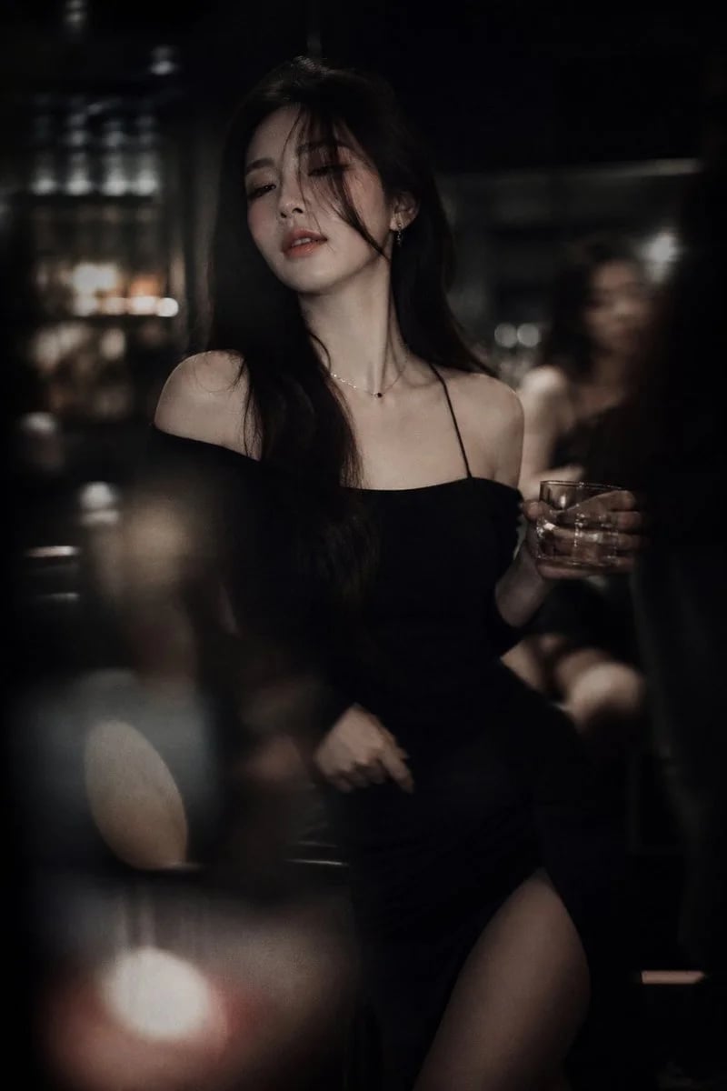Low-Light Cinematic Korean Idol Portrait in a Moody Nightlife Lounge