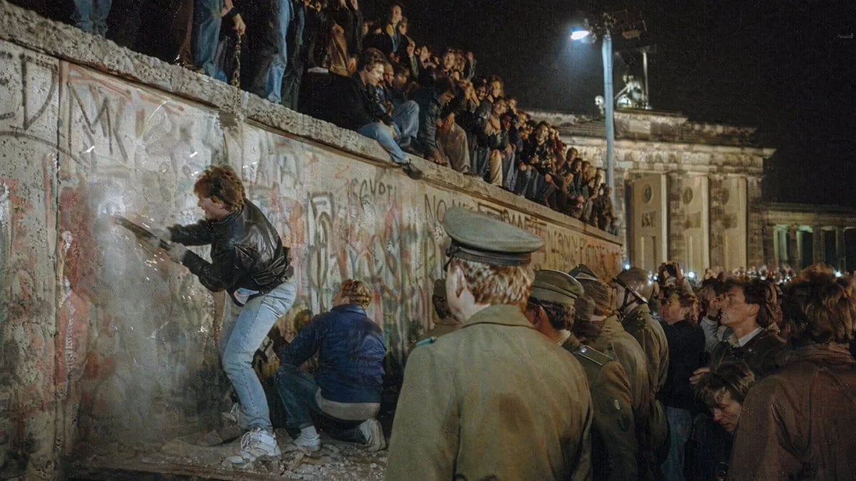 Geo-temporal Seedance 2 prompt for a cinematic 1989 Berlin scene