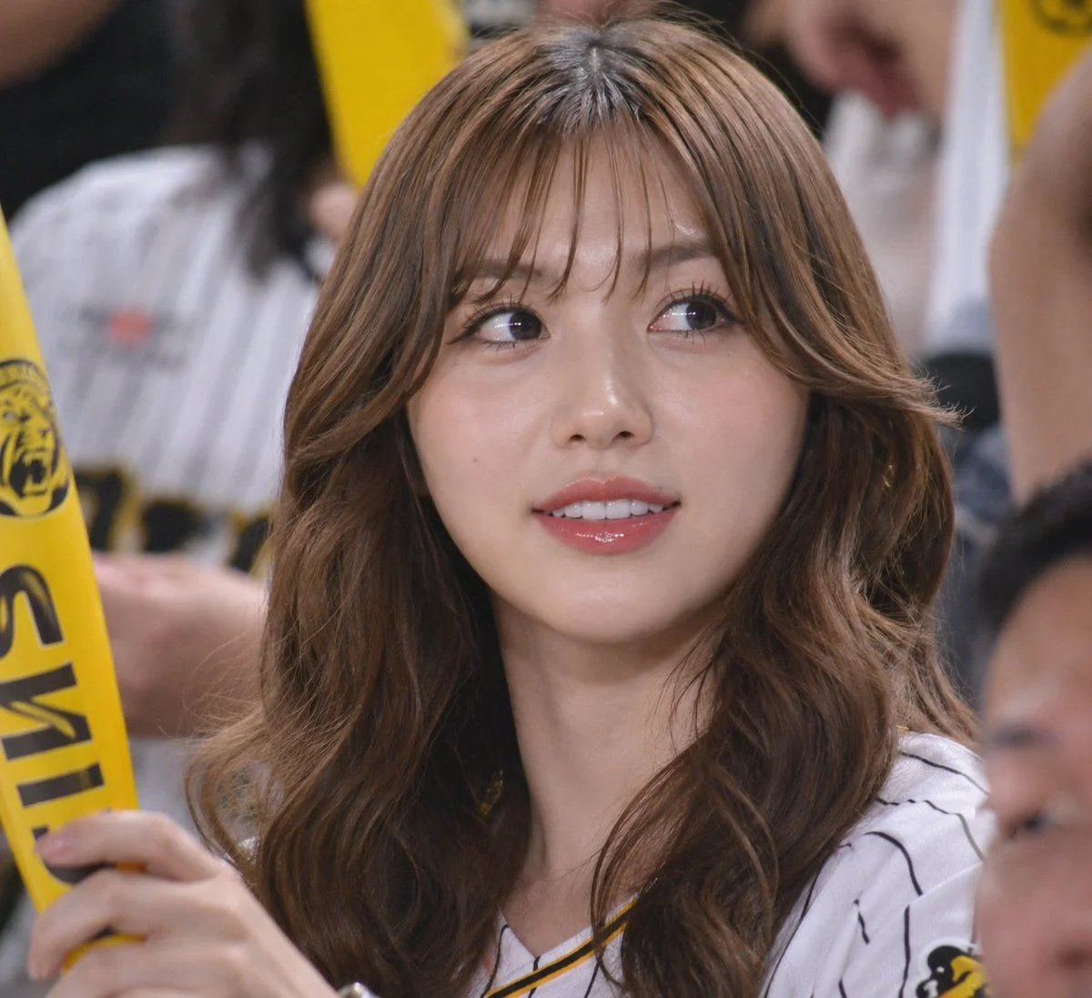 Viral Korean Baseball Broadcast Kiss Cam Scene