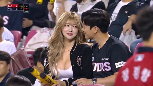 KBO Stadium Kiss Cam Broadcast Scene