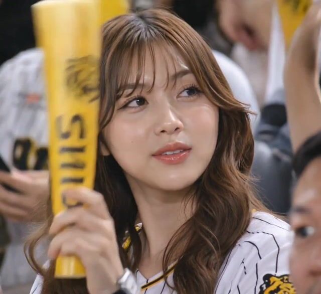 Viral Korean Baseball Broadcast Kiss Cam Scene